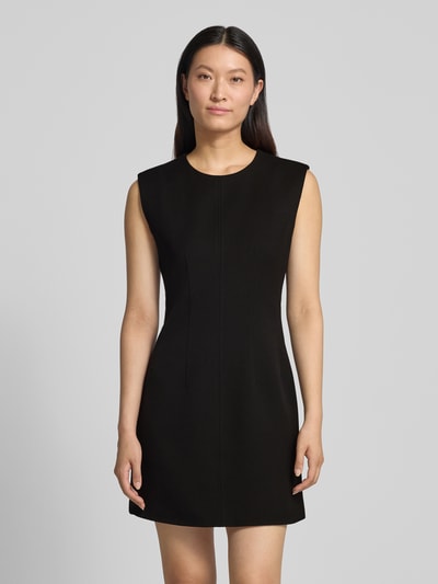 Frauenmodel trägt Minikleid mit Viskose-Anteil von Stefanel, schwarz, tailliert, ärmellos, glatte Textur, Ganzkörperansicht von vorne.
