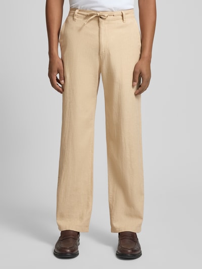 Mannelijk model draagt Loose Fit Leinenhose mit Tunnelzug Modell 'BRODY' van Selected Homme, look: effen, pasvorm: loose fit, riemlussen, tunnelkoord, knoop- en ritssluiting, zijsteekzakken, achterzakken met knoop, materiaalverwerking: gevlamd garen, mix van biologisch katoen en linnen; frontaal volledig lichaam.