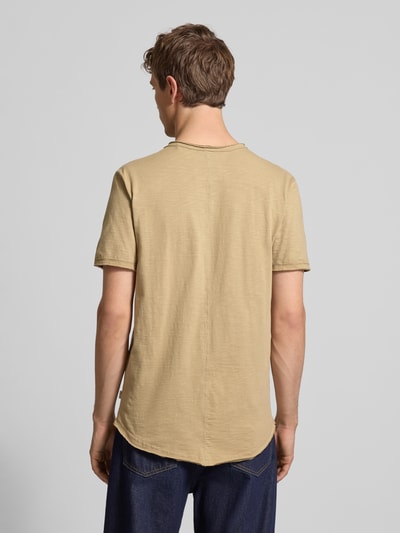 Männermodel trägt Regular Fit T-Shirt aus reiner Baumwolle Modell 'BENNE LONGY' von Only & Sons, beige, schlichte Struktur, Ganzkörperansicht Rückansicht.