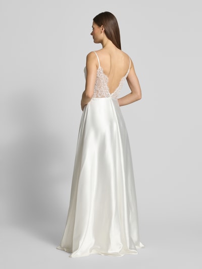 Frauenmodel trägt Abendkleid aus Satin mit Wasserfall-Ausschnitt von Luxuar, A-Linie, Maxikleid, Spitzenbesatz, Rückenansicht Ganzkörperansicht.