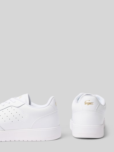 Produktfoto, Sneaker mit Logo-Patch von Lacoste in Weiß mit goldfarbenem Detail, glatte Oberfläche, Damen Sneaker von Lacoste