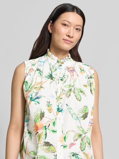 Frauenmodel trägt Bluse mit Rüschenkragen und Knopfleiste von Emily Van den Bergh aus Reine Baumwolle, Straight Fit, Nahaufnahme Oberkörper.