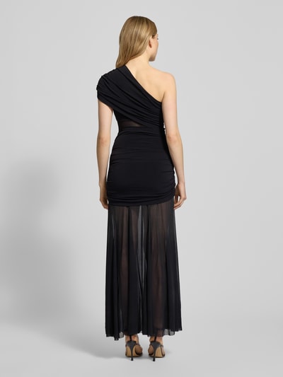 Frauenmodel trägt Abendkleid in Wickel-Optik Modell 'Harley' von Forever New, schwarzer Material-Mix mit Stretch-Anteil, figurbetonter Schnitt, asymmetrischer Look, Rockpartie transparent, Ganzkörperansicht Rückansicht.