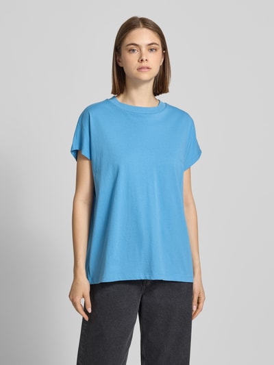 Frauenmodel trägt Oversize T-Shirt aus reiner Baumwolle von Marc O'Polo Denim, Optik: Unifarben, Passform: Oversize, Rundhals, Ärmelform: Kurzarm, Material: Reine Baumwolle, Ganzkörperansicht von vorne.
