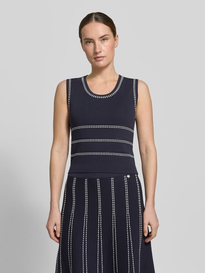 Frauenmodel trägt Stricktop aus Viskose-Mix mit Rundhalsausschnitt von Liu Jo White in Dunkelblau mit weißen Stitchings, Slim-Fit, Rückenlänge bei Größe S: 47 cm, Ganzkörperansicht von vorne.