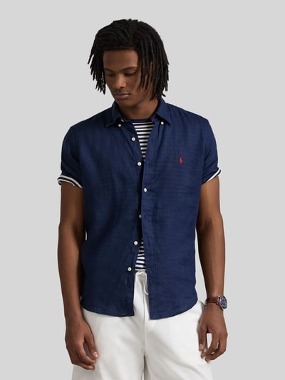 Mannenmodel draagt Regular Fit Leinenhemd met Button-Down-Kragen van Polo Ralph Lauren, look: effen, regular fit, button-downkraag, korte mouw, rompzoom licht afgerond, materiaal: linnen, logo-stitching, doorlopende knoopsluiting, heren, ganzlichaamsaanzicht van voren.