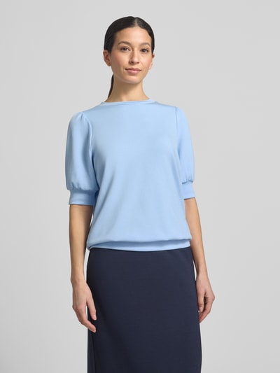 Modelka nosi Sweatshirt mit 1/2-Arm Modell 'BANU' od Soyaconcept, jasnoniebieski materiał z domieszką modalu, krój regular fit, okrągły dekolt, bufiaste rękawy, damska, półrękaw, widok z przodu, ujęcie całej sylwetki.
