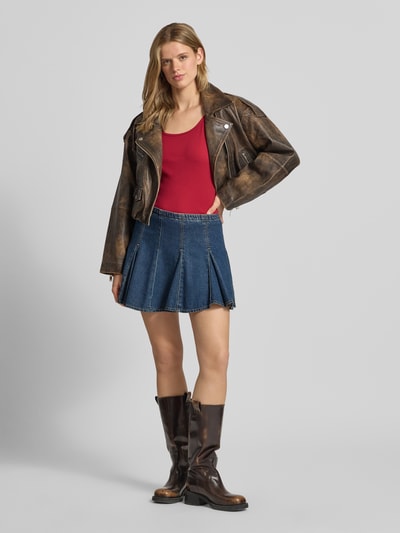 Frauenmodel trägt Slim Fit Trägertop aus Baumwoll-Mix von Marc O'Polo Denim in Optik: Unifarben, Materialverarbeitung: Ripp, Ganzkörperansicht von vorne.