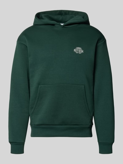 Produktfoto, Hoodie mit Logo-Print und Känguru-Tasche von REVIEW in Dunkelgrün aus Baumwoll-Mix, Relaxed-Fit, Kapuze, gerippte Abschlüsse