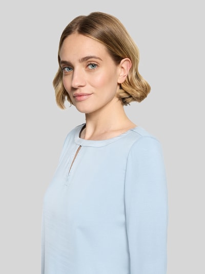Frauenmodel trägt Regular Fit Langarmshirt aus Viskose-Mix von BETTY BARCLAY, hellblau, schimmernd, Rundhals mit Schlüsselloch, Nahaufnahme Oberkörper.