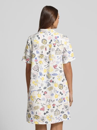 Modelka nosi Relaxed Fit Freizeitkleid aus Leinen-Viskose-Mix von Tom Tailor, kolorowy nadruk, sukienki casualowe, widok całej sylwetki z tyłu.