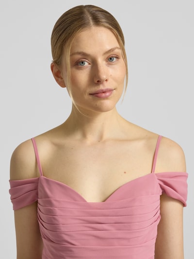 Kobiece modelka nosi Maxikleid im Off-Shoulder-Look mit Gehschlitz von Mascara, różowy, drapowania, A-linia, zbliżenie górnej części ciała. Szerokość w rozmiarze 36: 33 cm.