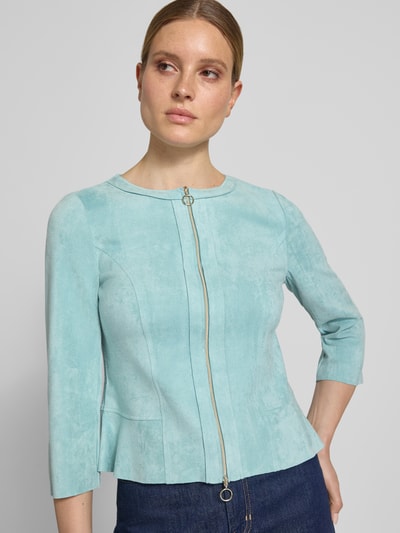 Kobiece model prezentuje żakiet 'Blazer mit Zweiwege-Reißverschluss und 3/4-Arm' od Betty Barclay, mieszanka materiałów z dodatkiem streczu, taliowany fason, okrągły dekolt, zamek błyskawiczny dwustronny, rękaw o dł. 3/4, długość tyłu w rozmiarze 36: 56 cm, szerokość w rozmiarze 36: 50 cm, długość rękawów: 54 cm, jasnoniebieski kolor, gładka faktura, widoczne szwy, całe ciało widoczne, widok z przodu