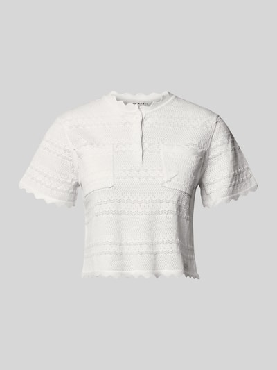 Produktfoto, T-Shirt in Strick-Optik Modell 'Serin' von OH APRIL, Damen T-Shirt aus Baumwoll-Viskose-Mix mit Muschelsaum, Gerader-Schnitt, Kragen mit Knopfleiste, Label-Patch, Brusttaschen, Rückenlänge 42 cm in Größe S, weiße Struktur und feine Muster.