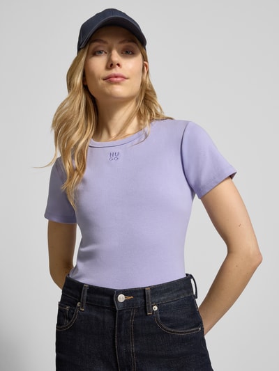 Vrouwenmodel draagt Slim Fit T-Shirt aus Baumwoll-Mix Modell 'DELORIS' van HUGO, unilook, label stitching, fijnrib, lila, kortemouw, ronde hals, Ganzkörperaanzicht van voren.