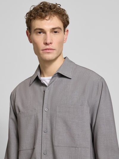 Männermodel trägt Regular Fit Freizeithemd mit Viskose-Anteil von JAKE*S STUDIO MEN in Grau mit Brusttaschen, Nahaufnahme Oberkörper.