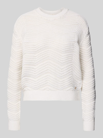 Produktfoto, cremefarbener Strickpullover mit gerippten Abschlüssen von Guess, lockerer Schnitt, Baumwoll-Mix, Rundhalsausschnitt, klare Struktur.
