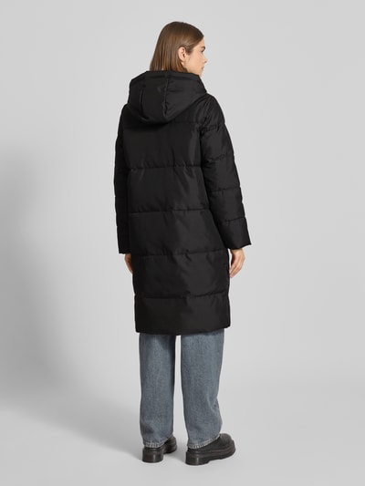 ONLY Płaszcz pikowany o kroju comfort fit z drobną fakturą model ‘IRENE’ Czarny 5