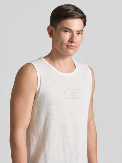 Männermodel trägt Tanktop mit Statement-Print und Rundhalsausschnitt von Lerros aus Reine Baumwolle, Regular-Fit, Nahaufnahme Oberkörper.