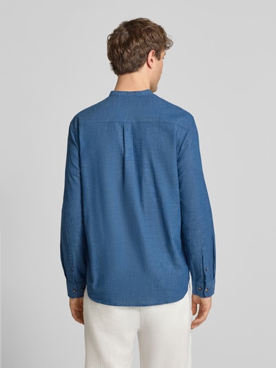 Männermodel trägt Regular Fit Freizeithemd aus Baumwoll-Leinen-Mix von Jack & Jones in Blau, Strukturmuster, Rückenansicht, Ganzkörperansicht Rückansicht, Stehkragen, Knopfleiste, Rückenlänge 75 cm, Schulterbreite 46 cm, Ärmellänge 65 cm, Modell SUMMER LINEN BLEND.