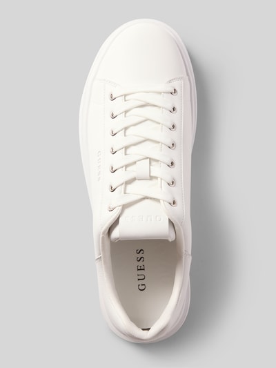 Produktfoto, Sneaker aus Leder-Mix Modell 'Pravi' von GUESS in Weiß mit runder Form, Logo-Detail und profilierter Sohle, Kontext: Herren Sneaker von GUESS, abgerundete Passform, Schnürverschluss, Absatzhöhe 4 cm, Schafthöhe 7 cm, Schaftweite 9 cm