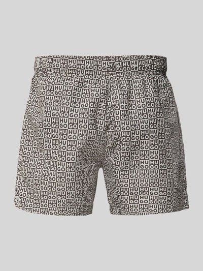 Produktfoto, Badehose mit Label-Schriftzug von HUGO für Herren, weiße Shorts mit schwarzen Allover-Label-Schriftzügen und glatter Textur.