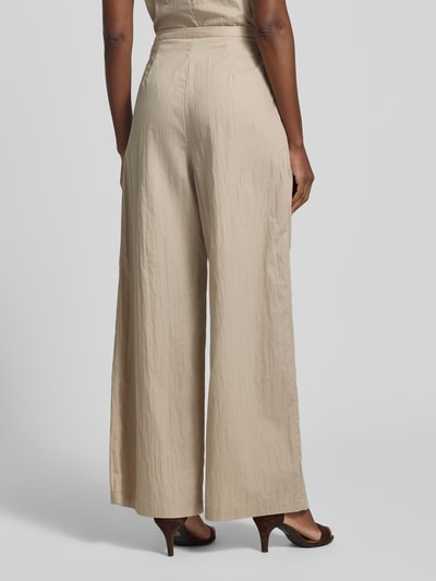 Frauenmodel trägt Chino mit Knopfverschluss und Drapierungen von Jake*s Collection aus Baumwoll-Mix, Relaxed-Fit, Farbe Beige, Ganzkörperansicht Rückansicht.