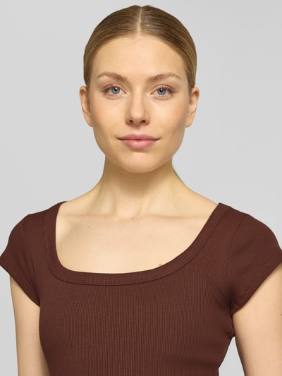 Frauenmodel trägt T-Shirt in Ripp-Optik mit Karree-Ausschnitt Modell 'METTE' von Topshop aus Baumwoll-Elasthan-Mix, Slim-Fit, Nahaufnahme Oberkörper.