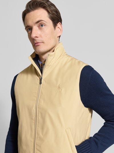Männermodel trägt Regular Fit Weste mit Logo-Detail von Polo Ralph Lauren in Optik: Unifarben, Stehkragen, Reißverschluss, Nahaufnahme Oberkörper.