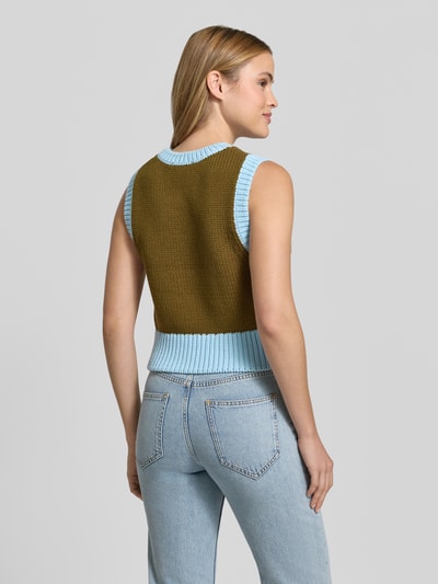 Frauenmodel trägt Slim Fit Pollunder in Strick-Optik von Style Icon Collection im Baumwoll-Mix, Rundhalsausschnitt, blau-oliv, Rückenlänge 48 cm, Ganzkörperansicht Rückansicht.