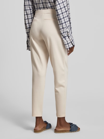Frauenmodel trägt Sweatpants mit französischen Eingrifftaschen von monari, cremefarben, gerader Schnitt, Material-Mix, Ganzkörperansicht Rückansicht.