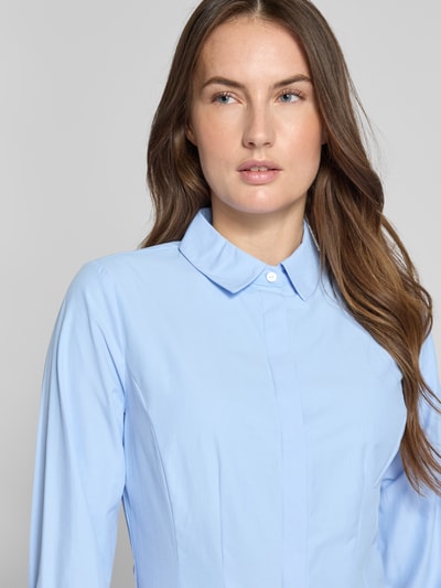 Modelka kobieca nosi Hemdbluse mit Knopfleiste Modell 'NETTI' od Soyaconcept, jasnoniebieski, materiał z bawełną, krój slim fit, koszulowy kołnierzyk, długość tyłu w rozmiarze S 64 cm, długość rękawa w rozmiarze S 60 cm, zbliżenie na górną część ciała