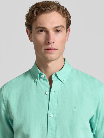 Männermodel trägt Regular Fit Freizeithemd aus Leinen-Baumwoll-Mix von Lerros, Knopfleiste, Button-Down-Kragen, Nahaufnahme Oberkörper. Rückenlänge 75 cm, Schulterbreite 43 cm, Ärmellänge 69 cm, Farbe Mintgrün, strukturierte Oberfläche.