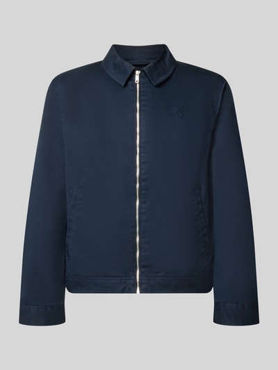 Produktfoto, dunkelblaue Regular Fit Jacke aus Baumwoll-Mix von REVIEW mit Umlegekragen, Logo-Stitching und Reißverschluss, glatte Textur. Rückenlänge 66 cm, Schulterbreite 49 cm, Brustweite 56 cm, Ärmellänge 64 cm.