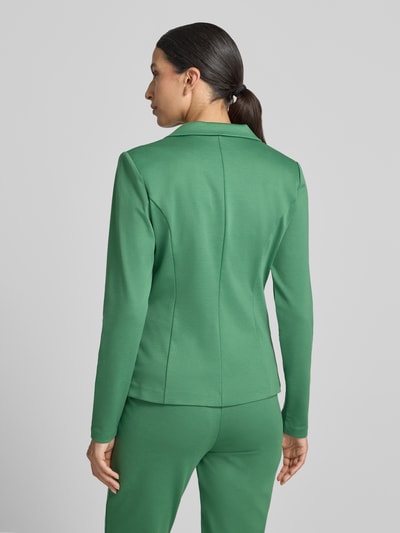 Frauenmodel trägt Blazer mit Viskose-Anteil Modell 'Kate' von ICHI in sattem Grün, taillierte Passform, Rückenansicht, Ganzkörperansicht Rückansicht. Elastischer Material-Mix, Reverskragen und Paspeltaschen, Rückenlänge 59 cm, Brustweite 45 cm, Ärmellänge 55 cm.