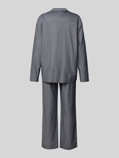 Mannelijk model draagt Relaxed Fit Pyjama uit pure katoen Model 'HERRINGBONE' van Tommy Hilfiger met visgraatmotief, grijs, tweedelig, elastische boord, lange mouwen, borstzak, steekzak, gestikt logo, reverskraag, knoopsluiting; Ganzlichaamsaanzicht achterkant.