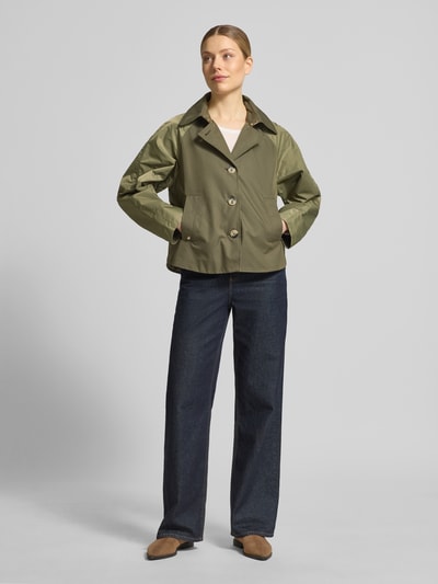 Vrouwenmodel draagt Trenchcoat met steekzakken model 'Zyla Neola' van MOS MOSH, katoenmix, regular fit, groene tinten, voorkant, volledig lichaam