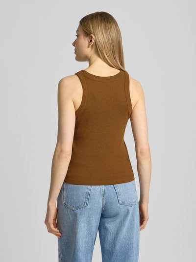 Młodzieżowy model prezentuje top z bawełny, dopasowany krój, drobne prążkowanie, okrągły dekolt, Tanktop mit Rundhalsausschnitt Modell 'CYNDA' od Bash, długość tyłu w rozmiarze S: 47 cm, zdjęcie całej sylwetki z tyłu.