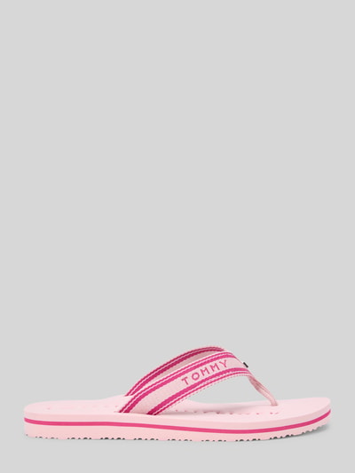Produktfoto, Zehentrenner mit Logo Details von Tommy Hilfiger in Two Tone Optik, abgerundete Schuhspitze, flacher Absatz, rosa Textur