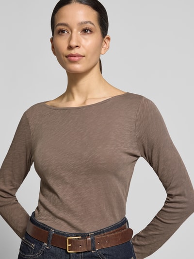 Kobiece model nosi Regular Fit Langarmshirt aus reiner Baumwolle od Marc O'Polo, melanż, krój regular fit, nadruk z logo, dekolt w łódkę, długi rękaw, dżersej, bawełna, z efektem melanżu, zdjęcie: zbliżenie górnej części ciała.