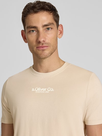 Männermodel trägt Regular Fit T-Shirt aus reiner Baumwolle von s.Oliver RED LABEL, unifarben, Rundhals, Nahaufnahme Oberkörper