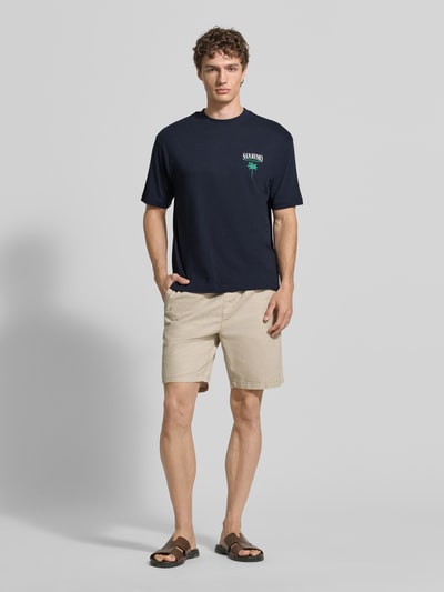 Mężczyzna nosi T-Shirt aus Baumwolle mit rückseitigem Print von MCNEAL, granatowy kolor, krój relaxed fit, czysta bawełna, przód, całopostaciowe ujęcie
