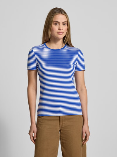 Frauenmodel trägt T-Shirt mit Rundhalsausschnitt Modell 'ALLI' von Lauren Ralph Lauren, blau-weiß gestreift, Regular Fit, Ganzkörperansicht von vorne.
