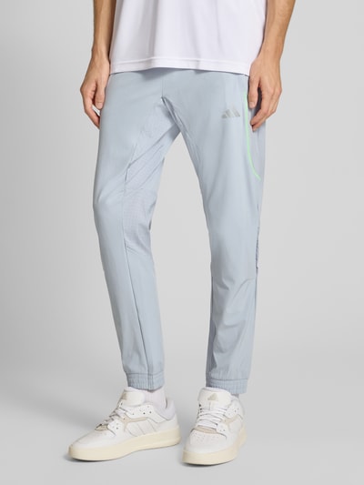 adidas Training Regular Fit Sweatpants mit Logo-Print Hellgrau 4