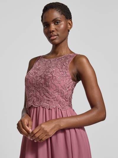 Frauenmodel trägt Abendkleid mit Ziersteinen und Florale-Stickereien von LAONA in Beere, Taillierte Passform, Nahaufnahme Oberkörper.