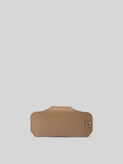 Produktfoto, Sonnenbrillenetui aus Leder von Victoria Beckham in Beige mit Beschichtung, Tragehenkel, Überschlag, Label-Detail, Hauptfach