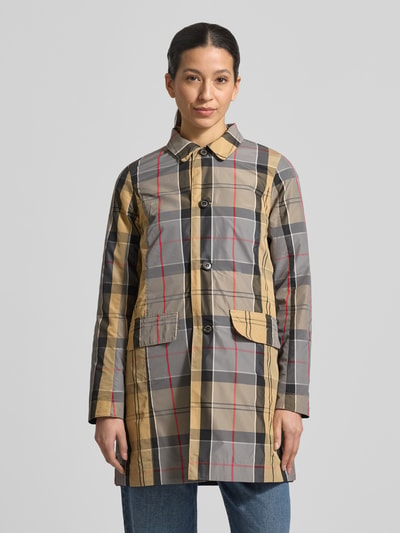 Frauenmodel trägt Regular Fit Funktionsjacke mit Umlegekragen von Barbour in beige-grau kariert, wasserabweisend, Ganzkörperansicht von vorne.
