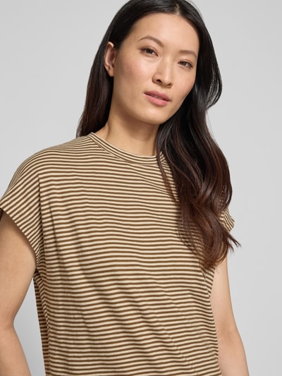 Frauenmodel trägt Loose Fit T-Shirt aus reiner Baumwolle von Armedangels, beige-braune Streifen, Damen T-Shirt, Nahaufnahme Oberkörper.