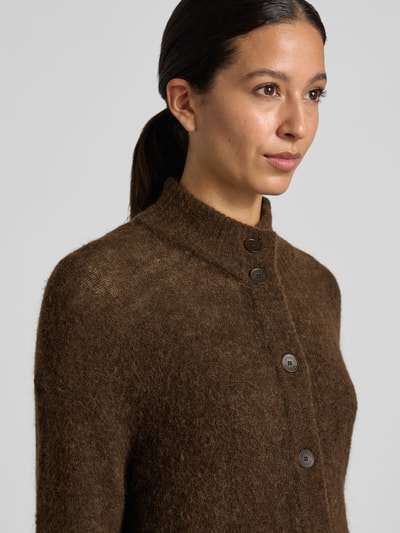 Frauenmodel trägt Oversized Strickjacke mit Woll-Anteil Modell 'Mape' von MOS MOSH in Braun, elastischer Material-Mix, Nahaufnahme Oberkörper.