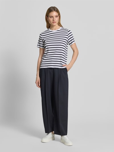 Vrouwenmodel draagt T-shirt im Allover-Look mit Rundhalsausschnitt van comma, mix van katoen en elastaan, regular fit, all-over look, ronde hals, ruglengte bij maat 36: 57 cm, Ganzkörperansicht van voren.
